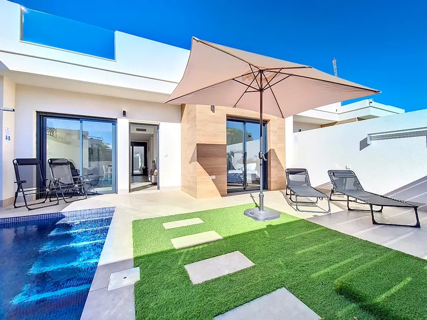 Villa with terrace, garden & private pool - Image 1