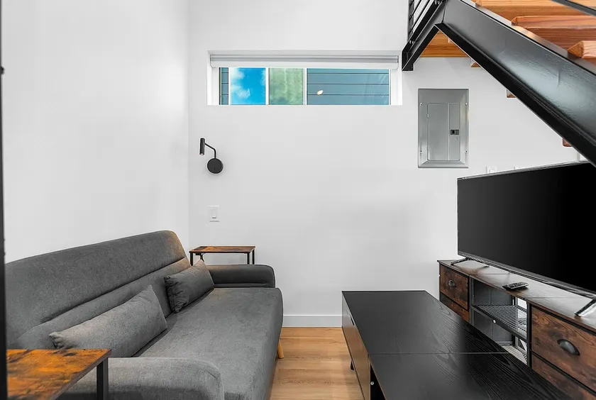 Echo Loft: A Modern Escape - Image 1