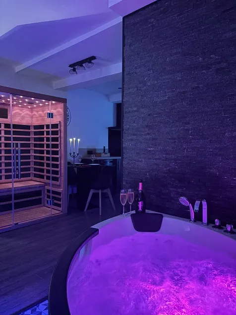 Love Room Instant - ”The Elegant” Suite - Image 1