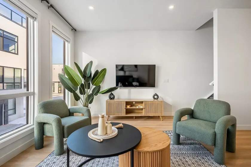 Modern Elegance & Comfort – 3BR + 3 Ensuites, AC - Image 1