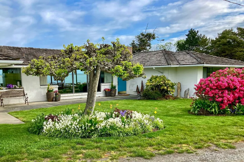 4BR Home with bay and mountain views, beach access - Image 1