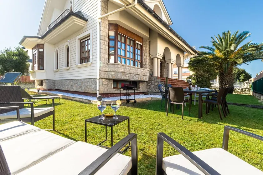 Villa with Garden by the Beach in Cantabria - Image 1