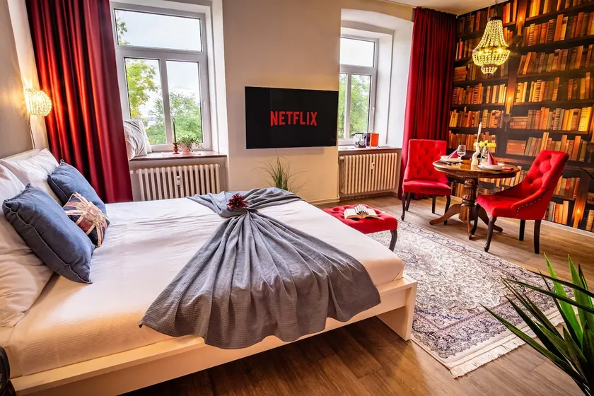London Studio, AC, Netflix, DT - Image 1