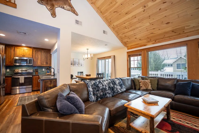 Pocono Mountain House - Pets, Fireplace, Sleeps 8 - Image 1