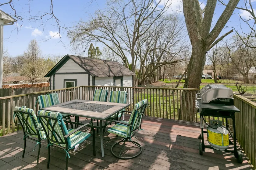 Fenced Yard w/ Deck in DT Libertyville near Base! - Image 1