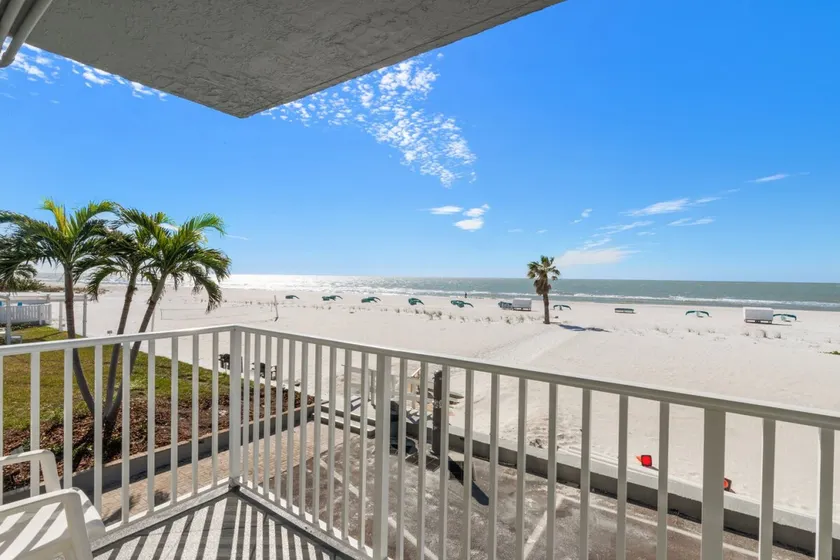 Beachfront Studio in Treasure Island - Image 1