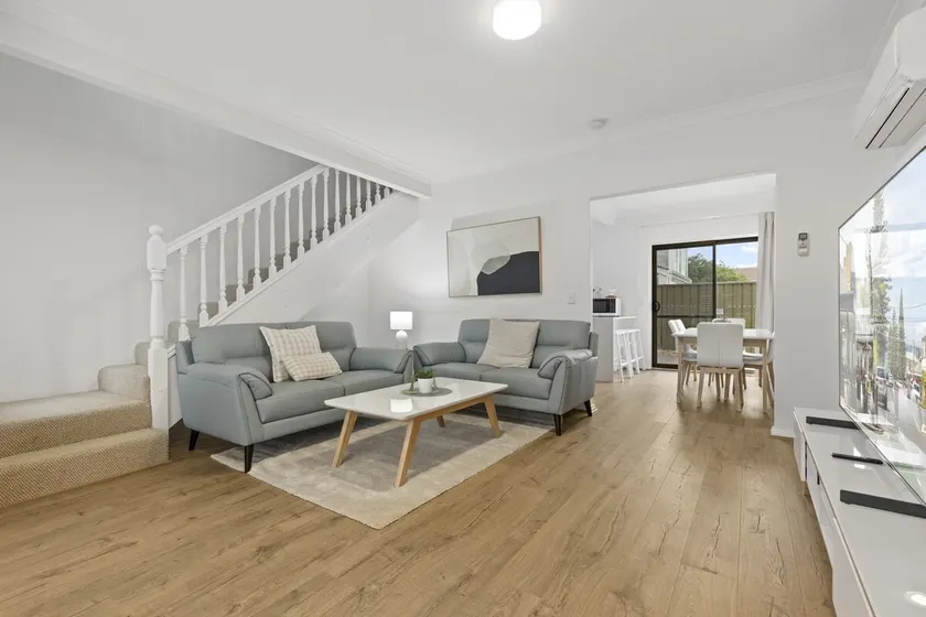 Coastal 3-Bed House with BBQ and Private Courtyard - Image 1