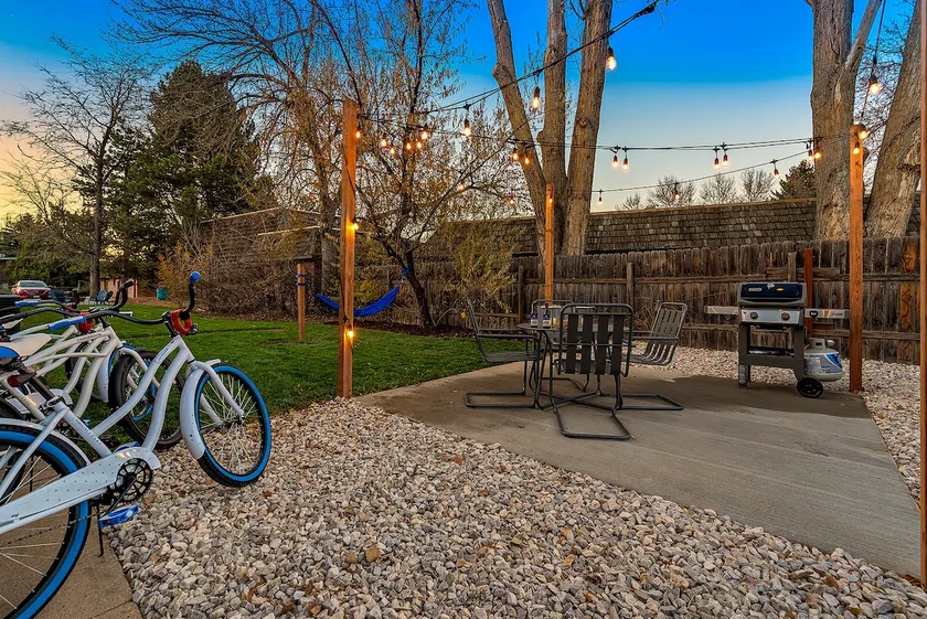 Ultimate Group Getaway Big Yard, Fire Pit, Grill - Image 1