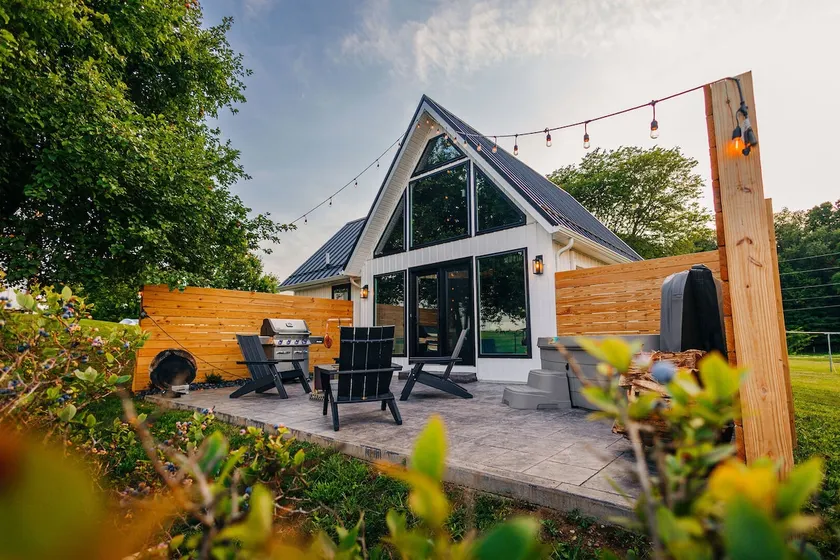 Edinburgh Escape | Hot Tub, Sauna + Fire Pit - Image 1