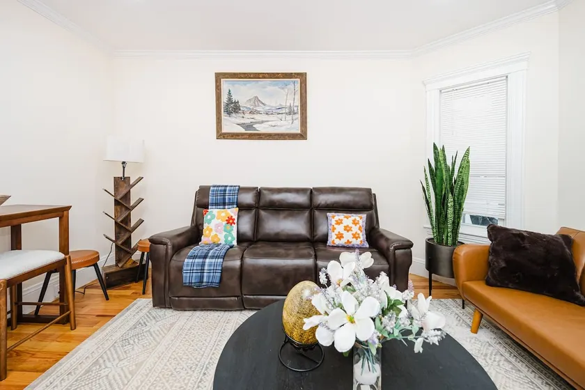 Bright & Modern Townhouse • Easy Train Access 76/1 - Image 1