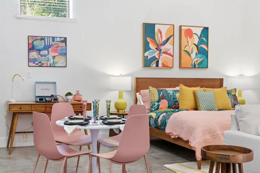 Stylish Studio at the Raven Pool OnSite Parking - Image 1