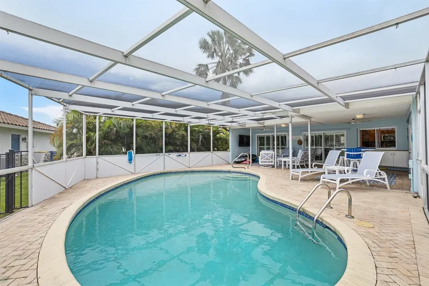 3 Bedroom Waterfront Pool Home, sleeps 8, Seaway - Image 1