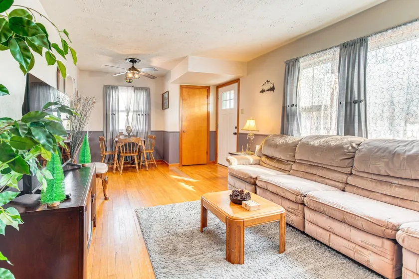 < 1 Mi to Route 66: Home w/ Large Yard! - Image 1