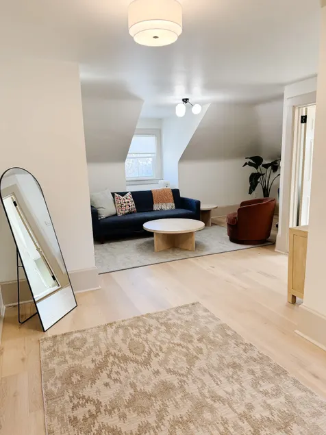 Downtown Renovated Apartment with Parking - Image 1