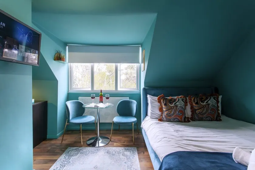 Stylish, Peaceful, Teal Coloured Studio in London - Image 1