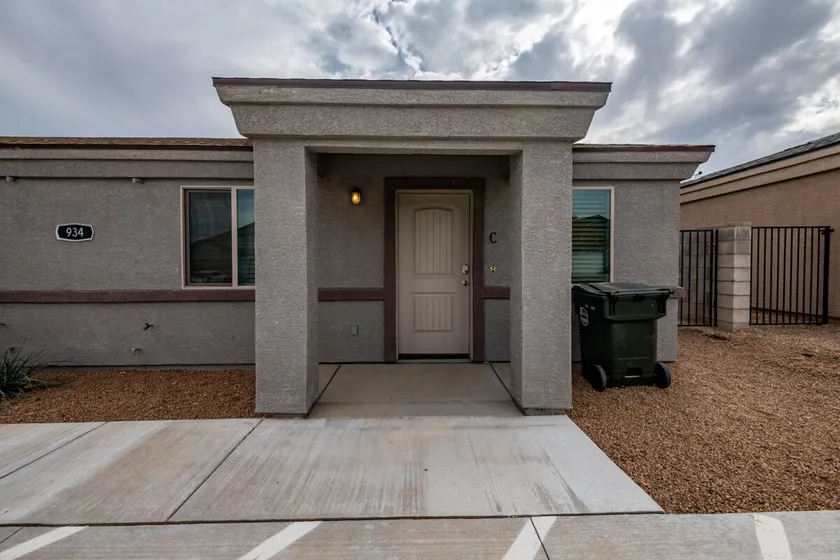 Sleek Triplex | Private Yard & Top Amenities - Image 1