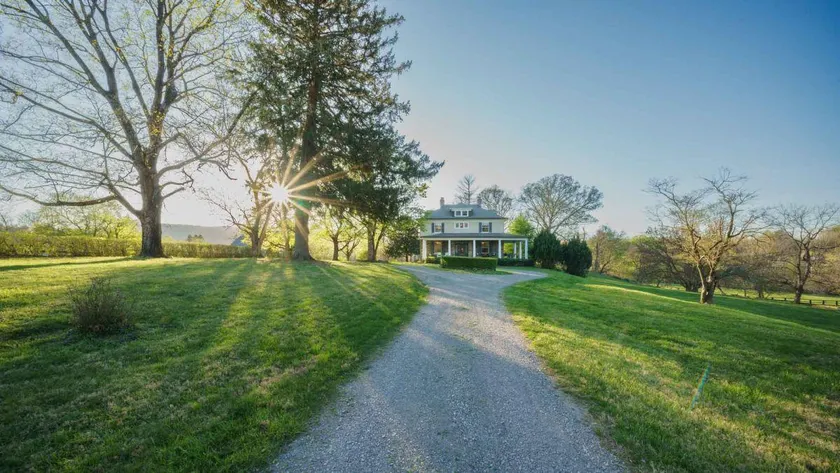 Chandelier Farmhouse in Historic Bluemont Virginia - Image 1