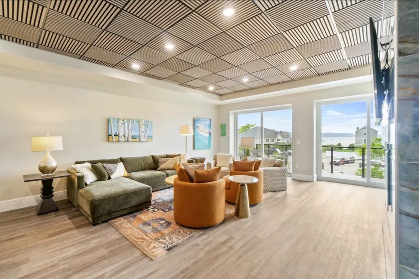 Heart of Boyne Loft 45' Slip Walk to Beach - Image 1