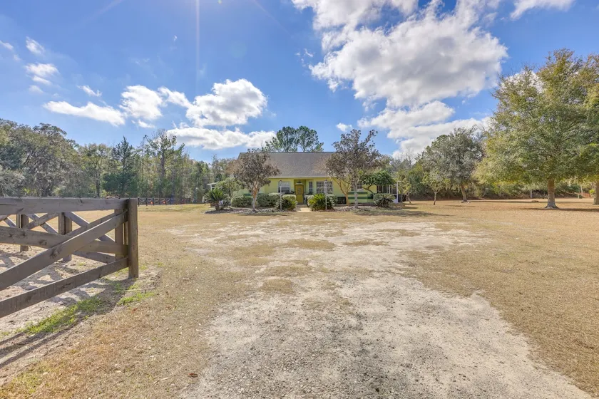 Nature Coast Farmhouse w Screened in Porch - Image 1