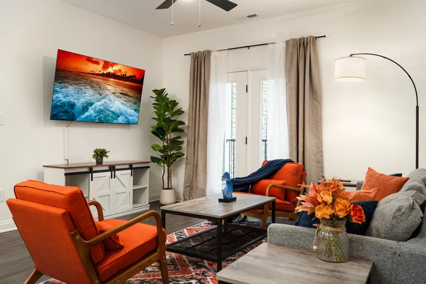 20 min DT Indy Radiant Vibes Spacious Extrabeds - Image 1
