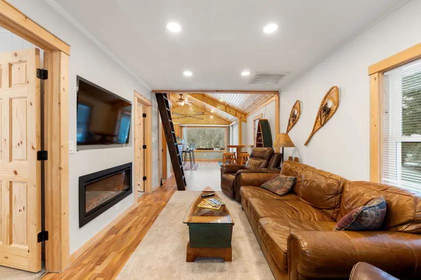 Cozy 3BR Cabin With Hot Tub on Nippersink Creek - Image 1