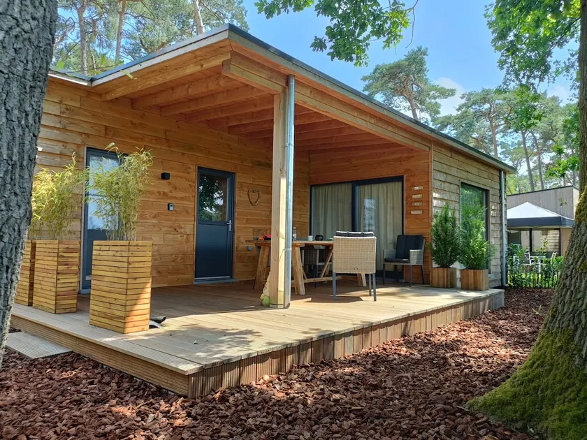 Beautiful cottage in park with amenities - Image 1