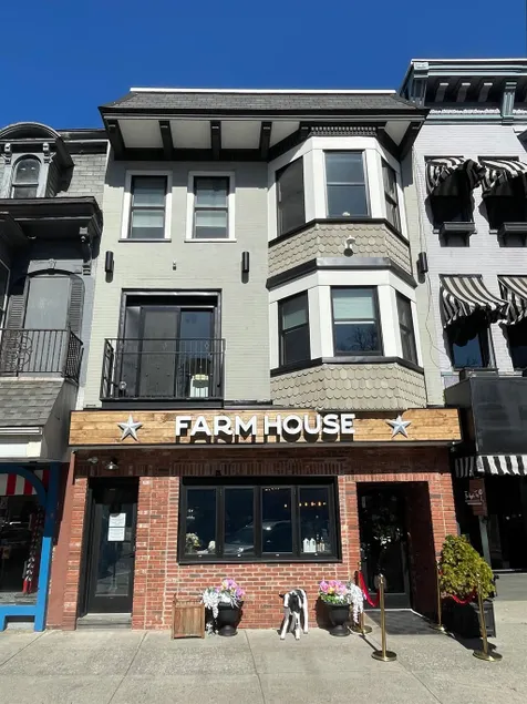 Apt in the heart of Main Street - Image 1
