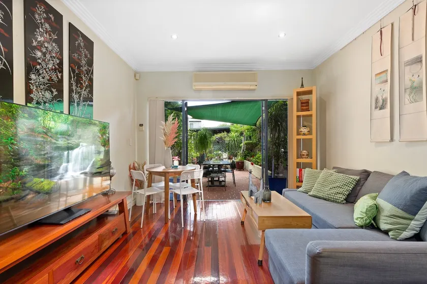 Spacious 2-Bed Townhouse with Garage & Patio - Image 1