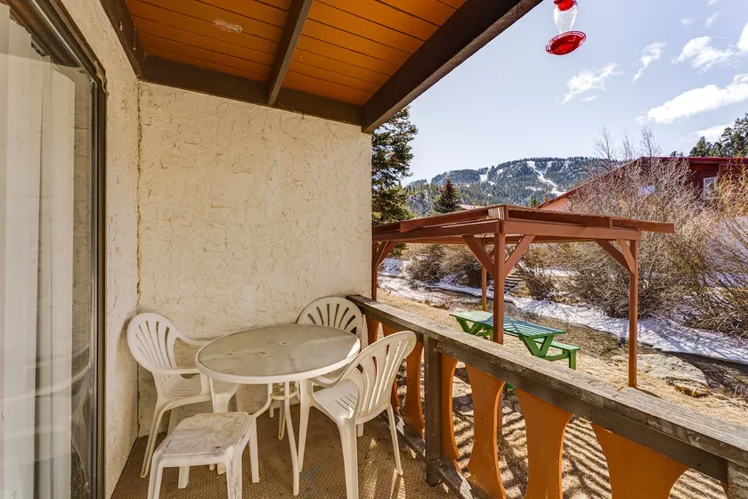 < Half-mi to Red River Ski Area: Townhome w/ Patio - Image 1