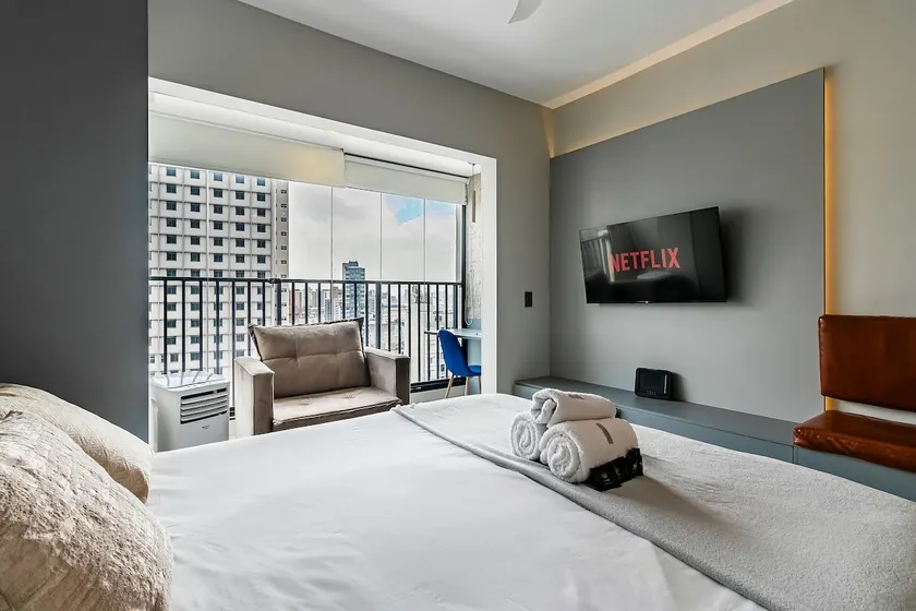 Studio Queen Bed 16th floor + AC, Swimming Pool and Subway - Image 1