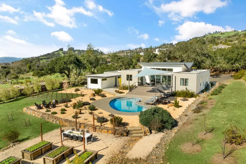 Luxury Retreat with Panoramic Views - Image 1