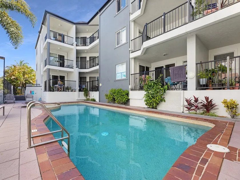 2-Bed with Pool, Near Torquay Beach, Hervey Bay - Image 1