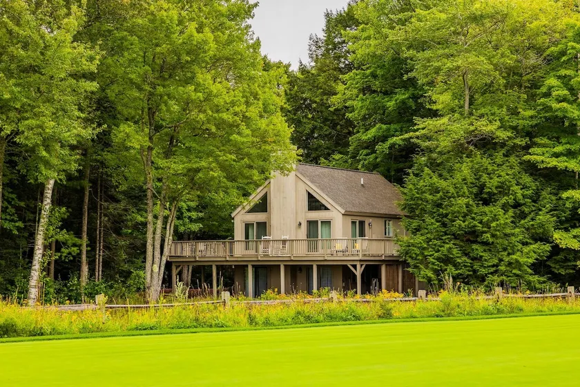 Stay on the Fairway – Spacious Home - Image 1