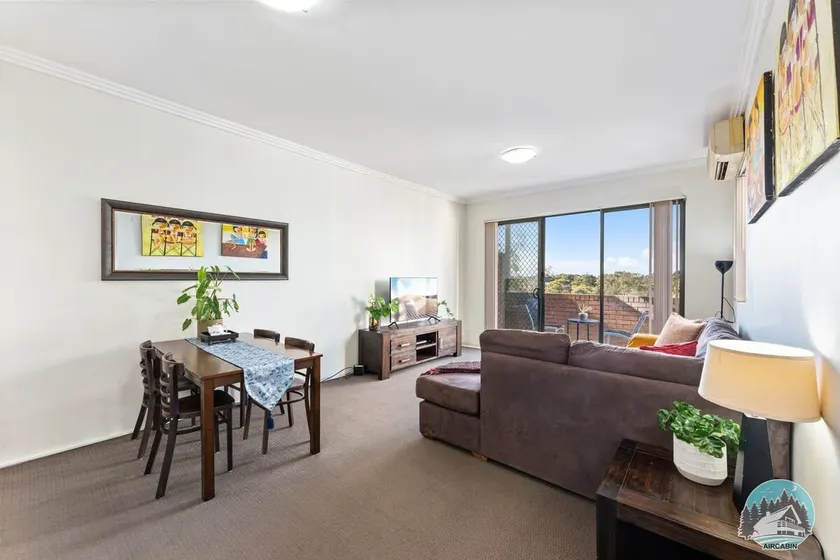 Stylish 1-Bed Apt with Free Parking in Parramatta - Image 1