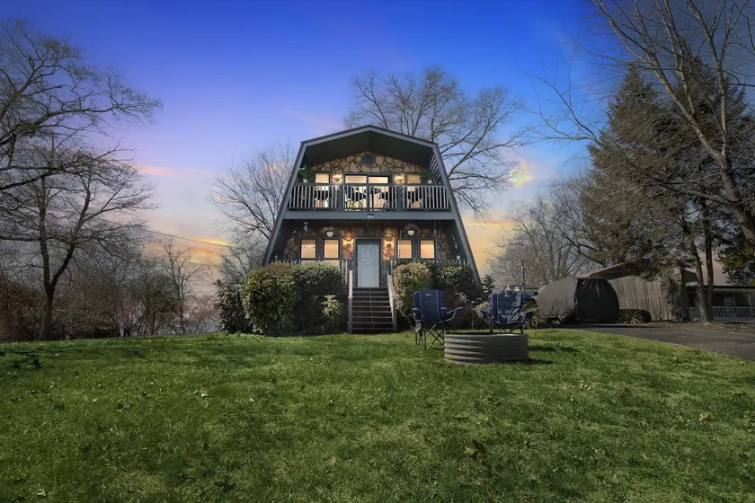 Beautiful Lakeview Chateau With Stunning Views 3 Bedroom Home - Image 1