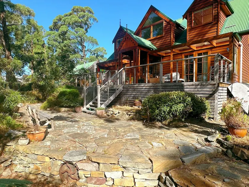Snug Sanctuary A gem in the forest 20 min to CBD - Image 1