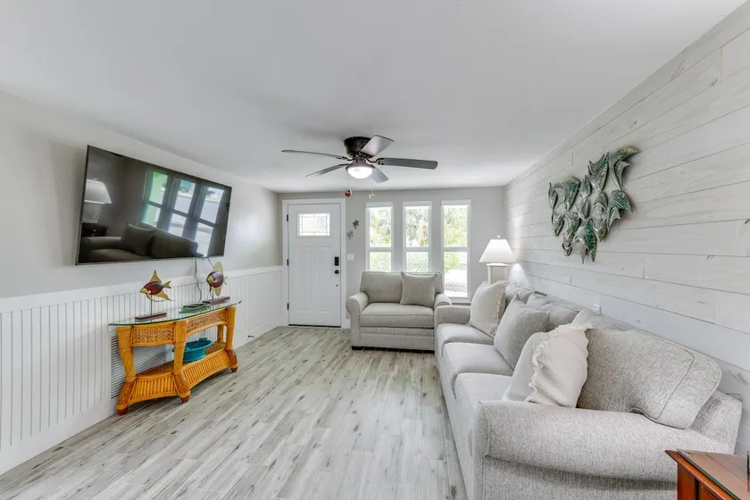 2 Blocks to Beach: Tropical Retreat in Anna Maria - Image 1