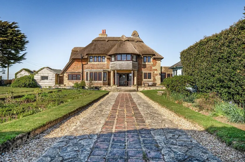 Charming Thatched Cottage on West Wittering Beach - Image 1