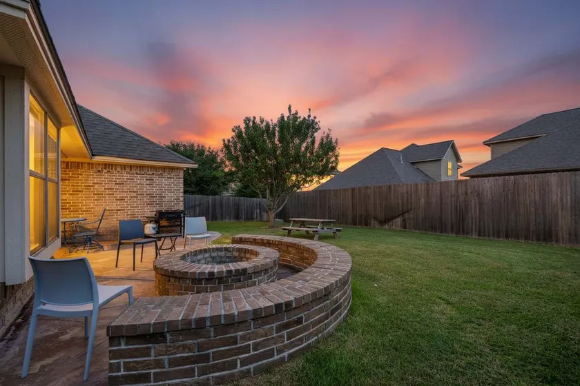 8min Texas A&M 1 King Beds firepit GriddleGrill - Image 1