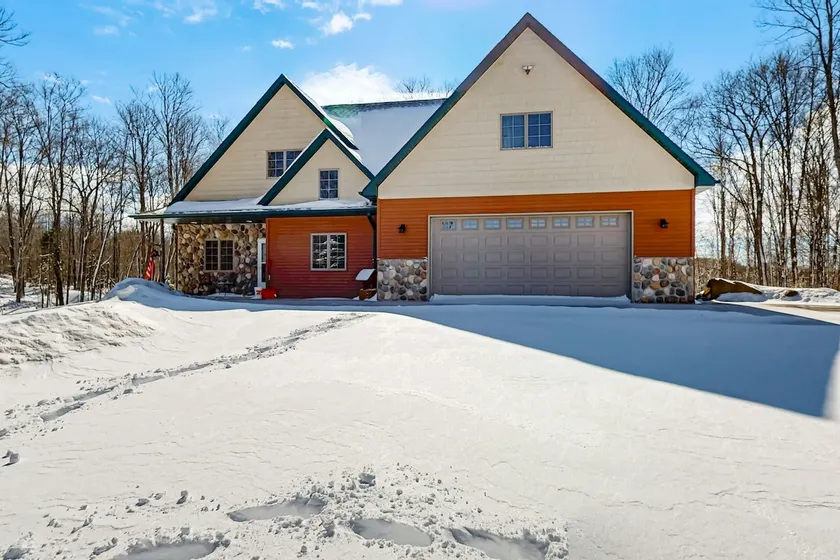 Cozy Outdoorsy Retreat Near Downtown & Lakes - Image 1