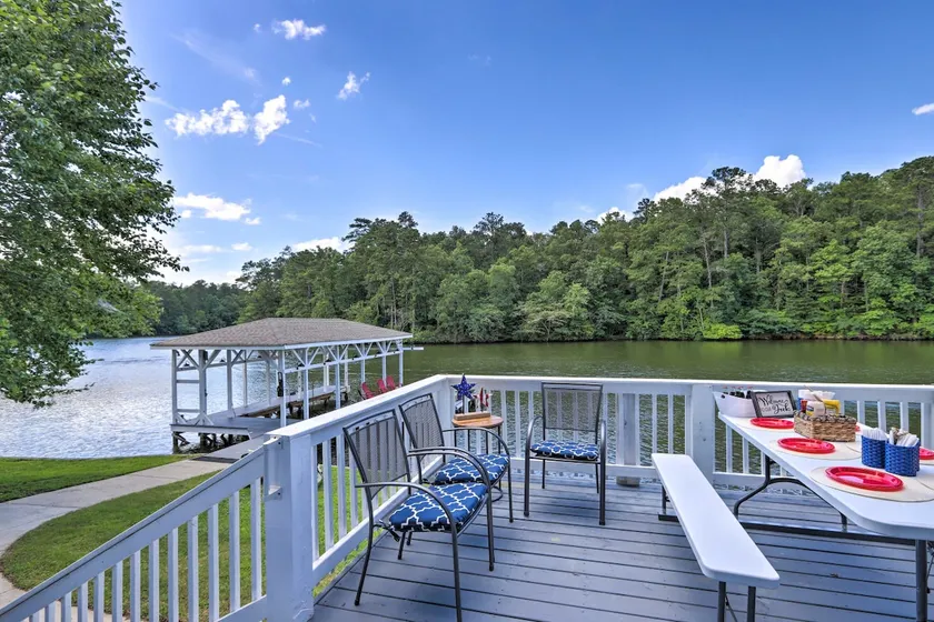 Lakeside Hot Tub, Fire Pit, King Beds - Image 1
