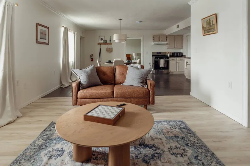Huge, One Bedroom Apartment w/Balcony - Image 1