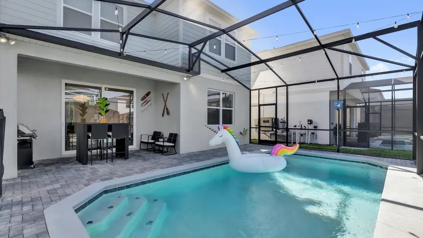 Family Home w Cinema, Pool & BBQ Clermont - Image 1