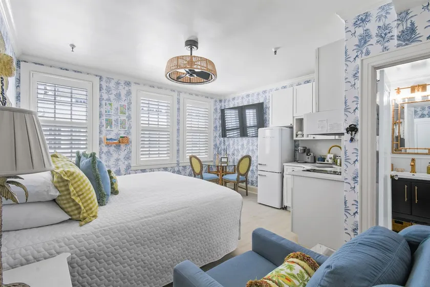 Walk to Ocean! Heated Pool, Valet, Ample Amenities - Image 1