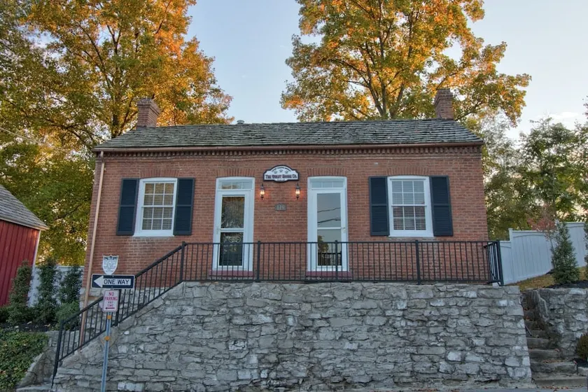 Luxurious couples retreat just steps from Historic Main Street in St. Charles! - Image 1