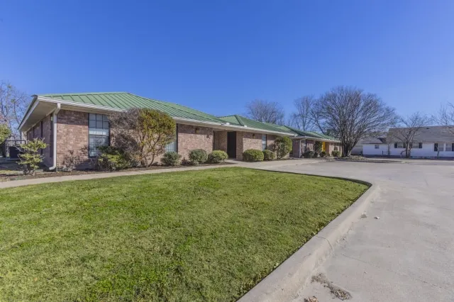 3-Bed/3-Bath Urban Getaway | Mins to Baylor - Image 1