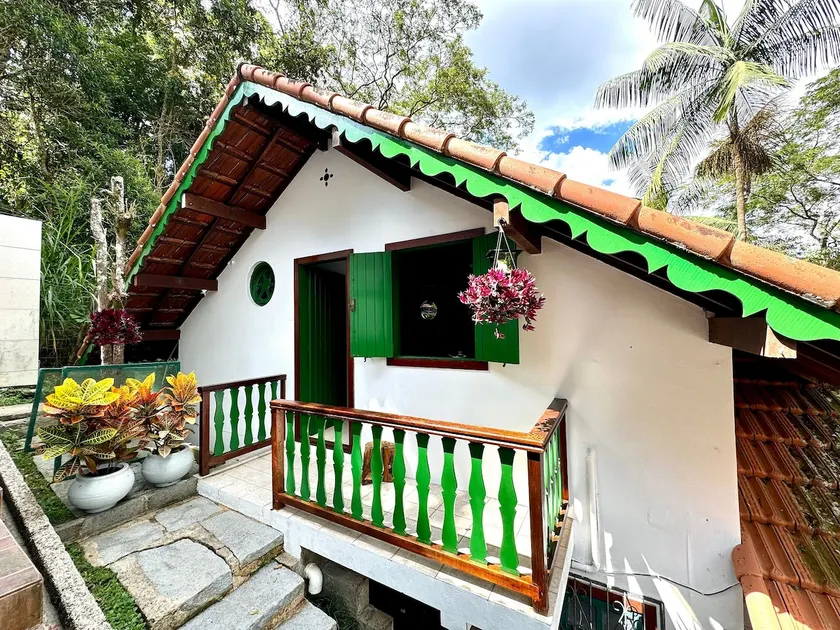 Cozy Colonial Chalet 5 Min from the Center - Image 1