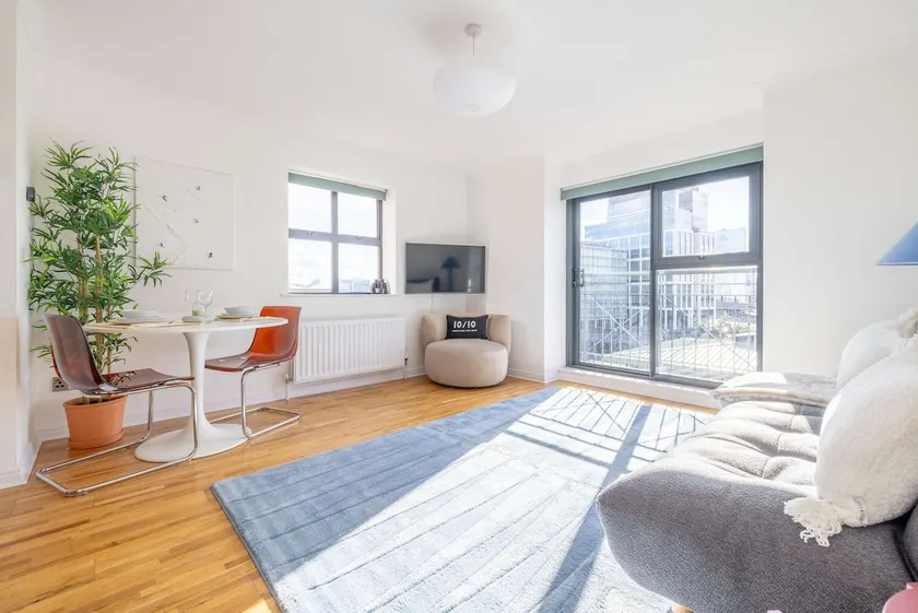 City Centre 1BR Apartment with Free Parking - Image 1