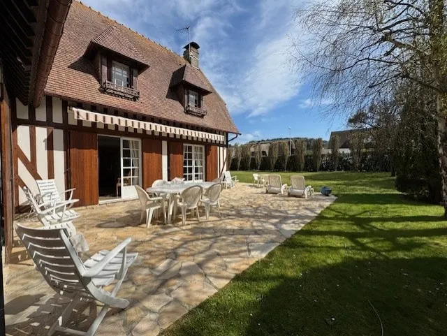Large house with a green garden - Image 1