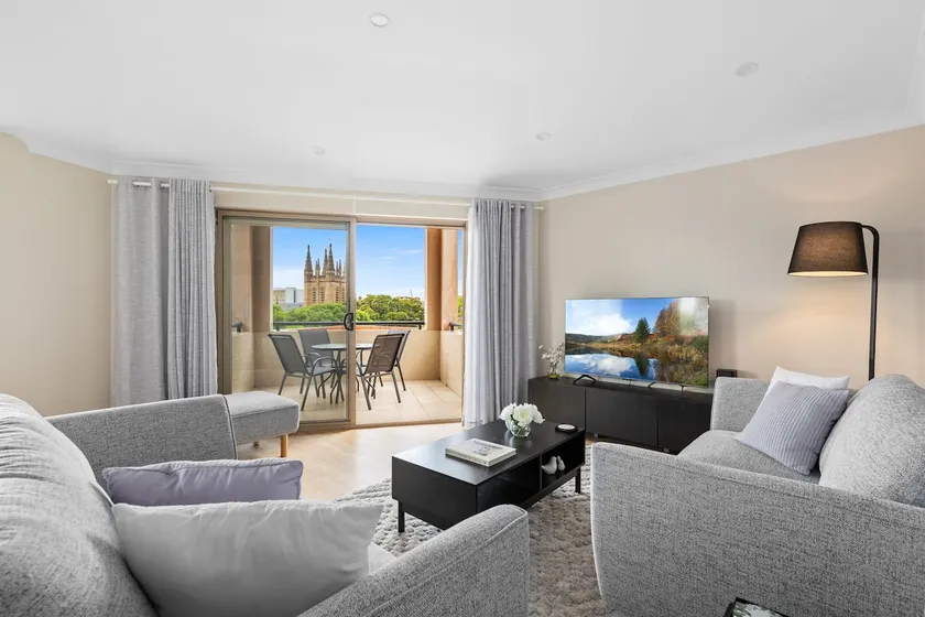 Stylish 2-Bed Camperdown Apartment with Balcony - Image 1